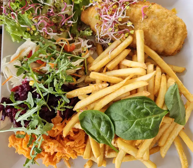 Kotlet z kurczaka z frytkami i surówkami