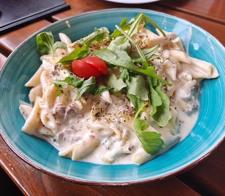 Penne w sosie śmietanowym z rukolą i pomidorkiem