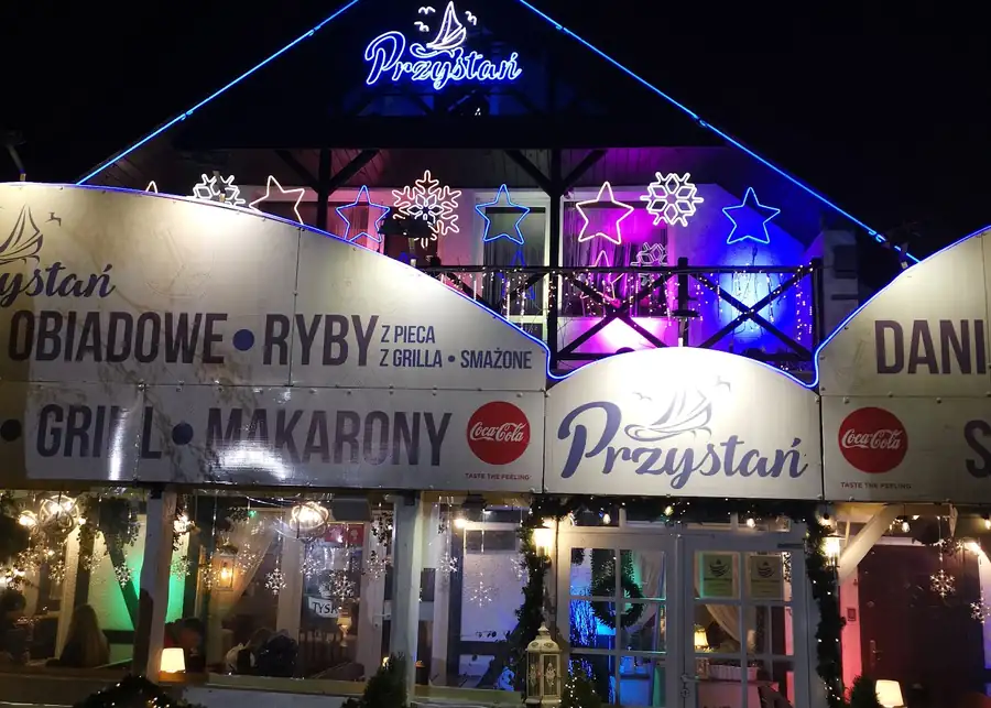 Budynek Przystani z niebieskim podświetlanym szyldem